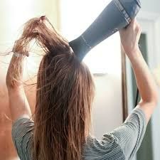 Các sai lầm phổ biến khiến tóc dễ hư tổn khi sấy