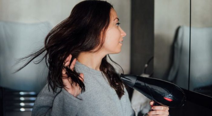 Các bước sấy tóc đúng cách theo chuyên gia