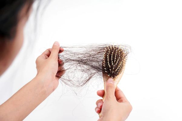 Vì sao phụ nữ sau sinh dễ bị rụng tóc