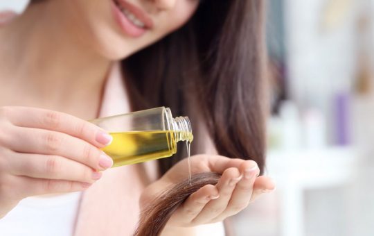 Thói quen giúp tóc khỏe mạnh, sạch lâu trong mùa ẩm